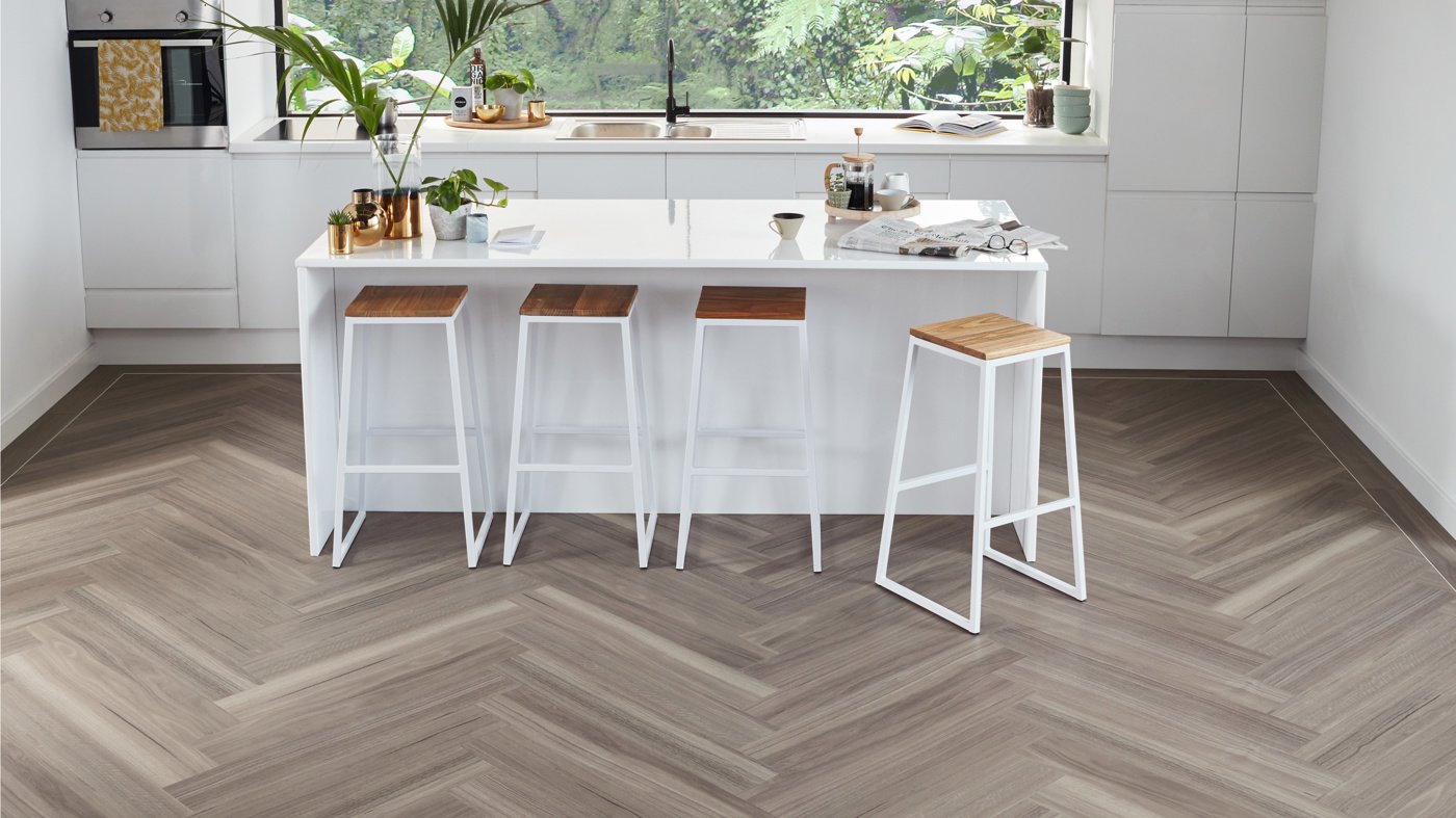 Kitchen with Urban Spotted Gum KP141 floors in a herringbone pattern and Chalk DS10 3mm design strip border around the room