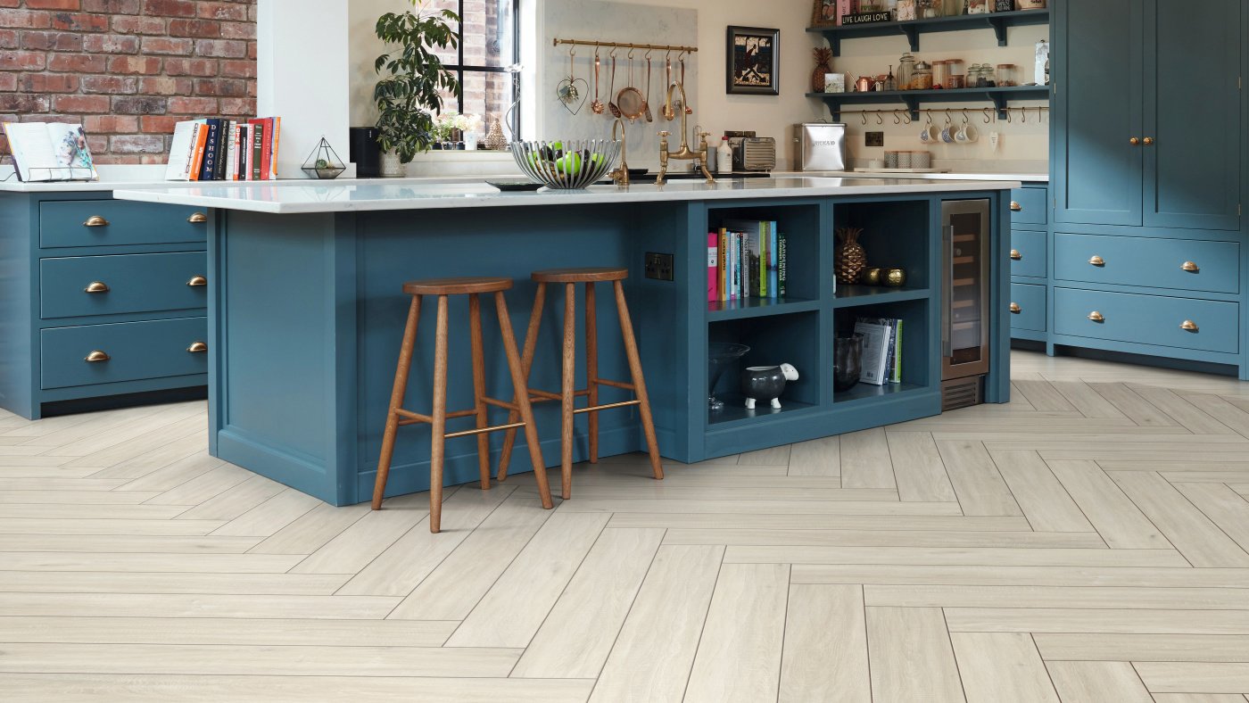 Blue kitchen with Cotton Oak RL38 floors in a herringbone pattern with DS04-3 design strips in between