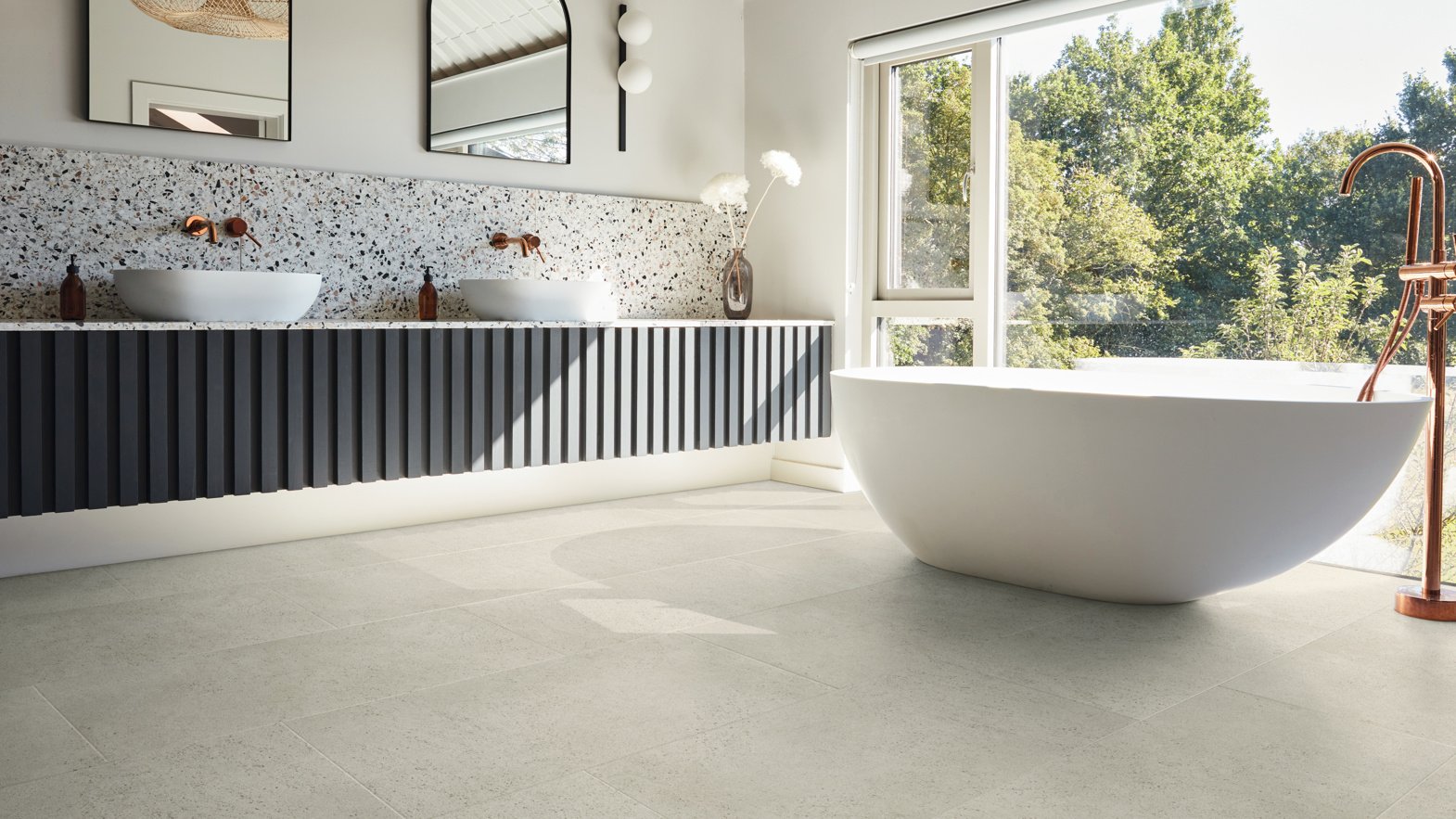 Caliza Classico LM39 | AKT-LM39 lvt floors in an open and airy bathroom